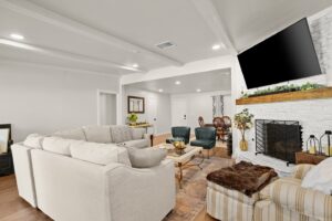 Living room with flatscreen and 1 sofa